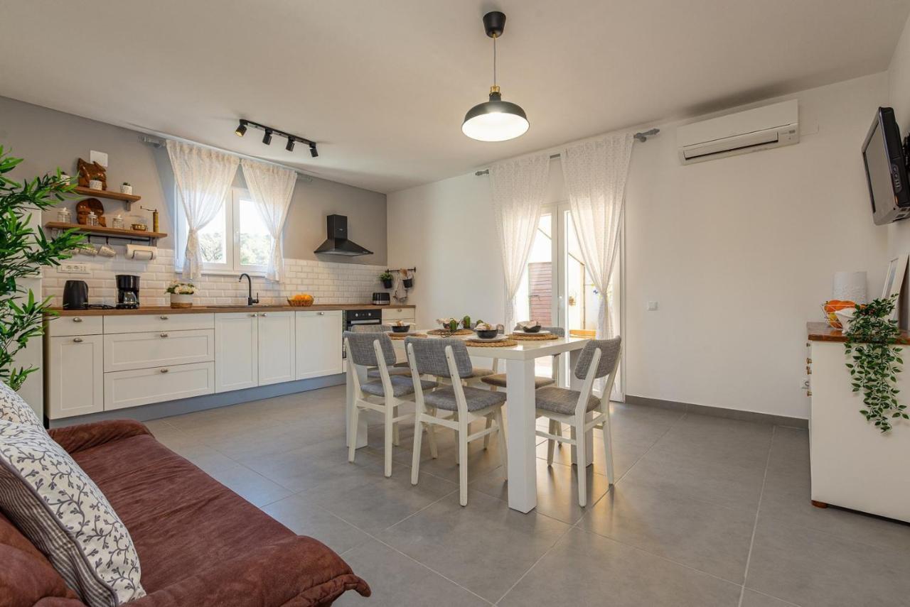 Apartment Bo&Dy With Private Pool Rogoznica Kültér fotó